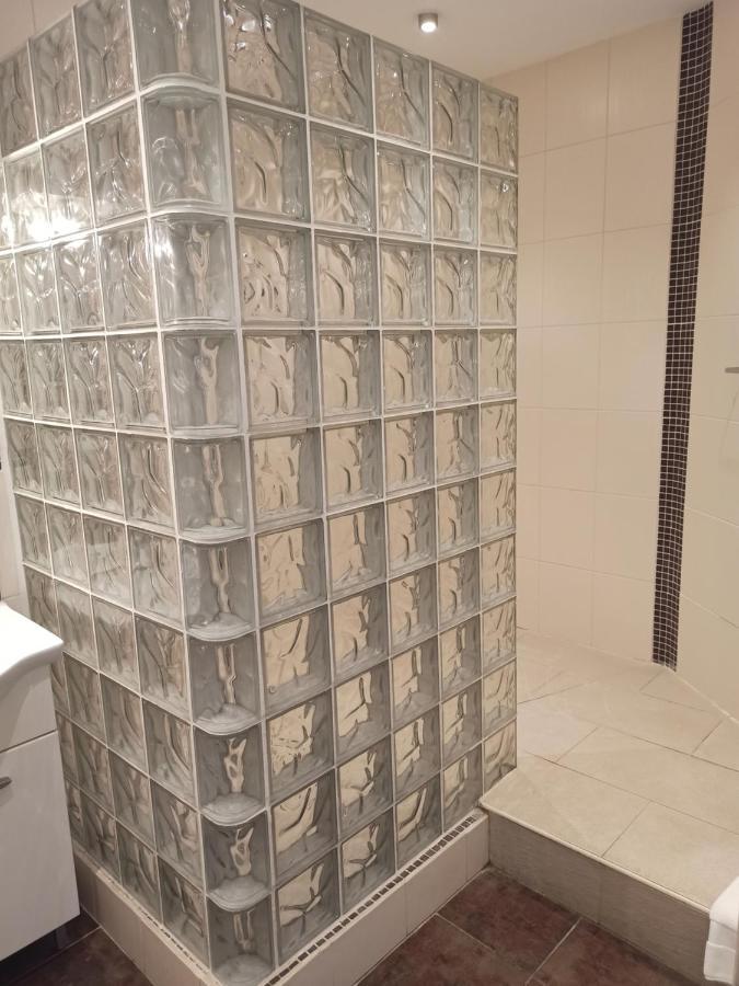 Logis Hotel Le Prince Noir Serignac-sur-Garonne Luaran gambar